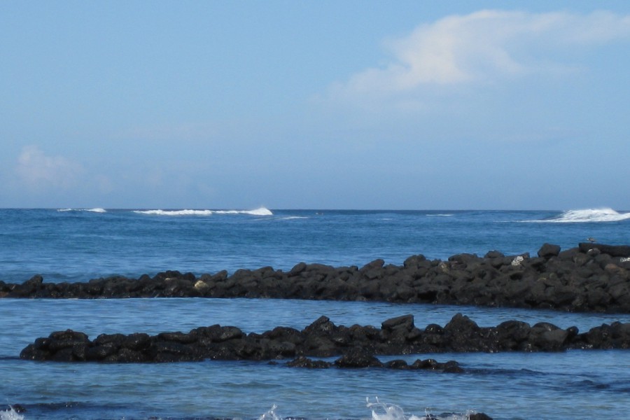 ../image/honokohau bay fish pond 1.jpg